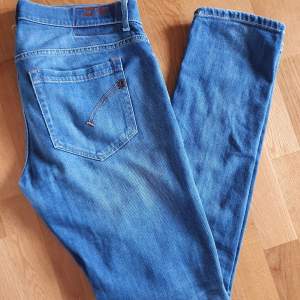 Tja, säljer nu mina blåa dondup jeans george skinny fit för mycket bra pris. Dom är mycket bra skick och inga fel på dem. Dem är stora i midjan men fungerar bra med bälte. Hör av dig för minsta fundering.