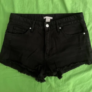 Jeansshorts H&M - Storlek 36. Ej använda, endast provade.  Frakt tillkommer 