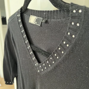 Superfin stickad t-shirt med rhinestones🤍 - Säljer denna jättefina stickade t-shirten med rhinestones💗vet ej vad det är för märke men är köpt secondhand i fysisk butik i vintras! Jag har endast använt den 1 gång men den har inga defekter och ser ut som ny! Säljer då jag ej använder den