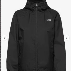 North face jacka - En tunn vindjacka från the north face. Mycket bra skick inget som är trasigt eller så på den! Knappt använd. Nypris 1300. Pris kan diskuteras.