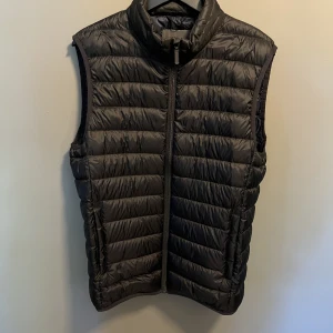 Dressman väst  - Tunn dunväst från dressman i mycket gott skick köpt för 700kr skriv vid frågor och funderingar 