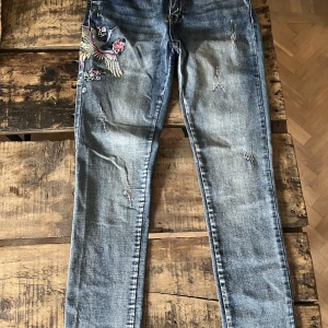 Jeans strl L - Jeans från TakeTwo. Smalare modell,strl L. Kan hämtas i Solna eller mötas vid TC