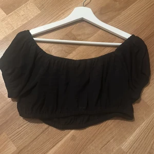 Svart off-shoulder  - Säjer denna fina off-shoulder som jag använt någon gång bara. 