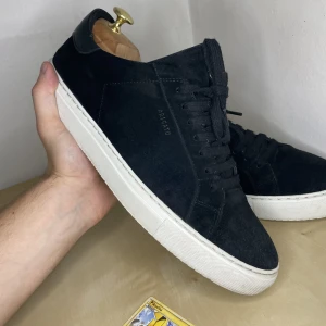 Axel Arigato  - Säljer dessa stilrena arigatos då dom inte används längre.  Skorna är använda men har mycket kvar att ge. Se bildern för att se skadorna på skorna.  Strl: 43