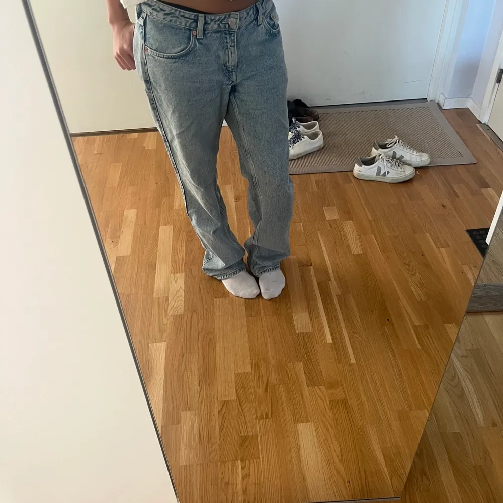 Weekday jeans i bra skick, i modellen Arrow low straight jeans. Jeans & Byxor.
