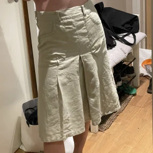 Midikjol - Midikjol i 100% linne. Fina fickor och detaljer framtill.