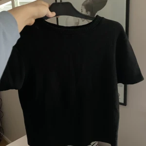 Stickad t-shirt🫶🏼 - Stickad t-shirt från zara, använd några gånger🫶🏼200 kr + frakt🫶🏼