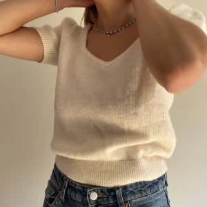 Gullig stickad topp & otherstories - Säljer denna fina stickade topp från & Other stories. Den är i väldigt fint skick och har inget att anmärka på.  Hör av dig om du har frågor eller vill ha fler bilder. 