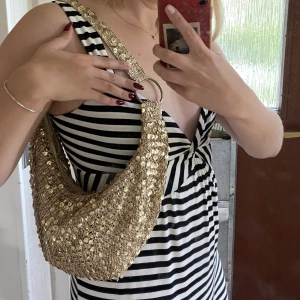 y2k Guldig paljettväska - Säljer denna fantastiska guldglittriga väska! Älskar den! Fint skick! Hör av er om ni har några frågor 🥰