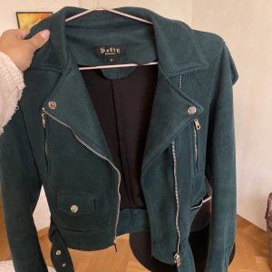 Mocka jacka - Jätte snygg grön/blå mocka jacka!! 