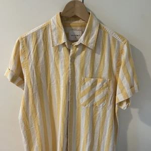 Skjorta i linneblanding - Randig skjorta i linne/bomullsblandning. Aldrig använt. Herr S, men sitter snyggt oversized även på mig som vanligtvis har S/XS i dam