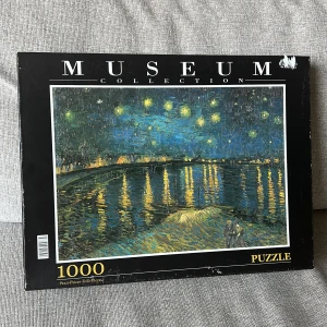 Clementoni Museum Pussel – Van Gogh: Stjärnenatt över Rhône  - Säljer mitt 1000-bitas pussel, köpte det begagnat och har pusslat det 1 gång. 