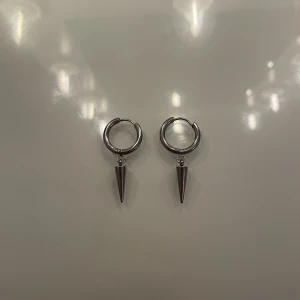 liknande edblad örhängen! - säljer dessa örhängen från shein i både silver och guld❤️ enkla att sätta på och jättefina🫶🏼 10kr st och 15 för båda❤️ köpare står för frakt! 