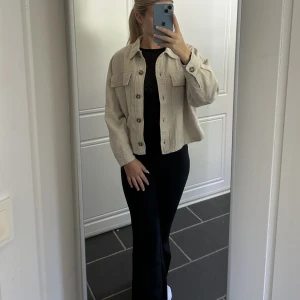 Jacka  - En beige jacka från New Look som tyvärr inte kommer till användning. Storlek 36✨