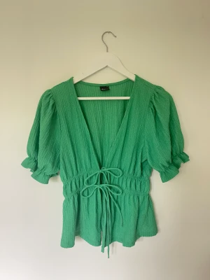 Grön topp från Gina Tricot  - Grön topp från Gina Tricot i storlek M. Jag har i vanliga fall storlek S i toppar men denna passa bra ändå! 