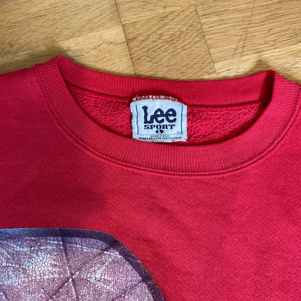 Vintage sweatshirt av märket Lee Tröjan är lagad både där fram och bak med en lapp vilket också kan ses som häftigt.  . Hoodies.