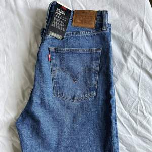 Levis Ribcage jeans straight leg i storlek 29x29, stretch 1%. Endast testade. 