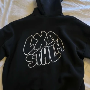LXA hoodie  - Näst intill helt ny lxa hoodie från lin Ahlborg märke. Endast använd en gång och i perfekt skick ! Köpt för 699kr, är i storlek M