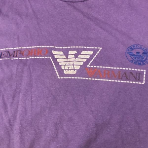 Armani t shirt - En Armani t shirt i lila färg🫀skit snygg men har aldrig kommit till användning. Lite defekter på texten men inget som syns🫶🏼