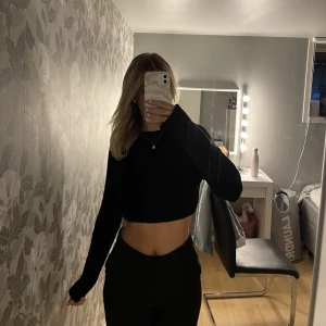 Stickadtröja - Aldrig använd. Kort stickad varm tröja från NA-KD. 