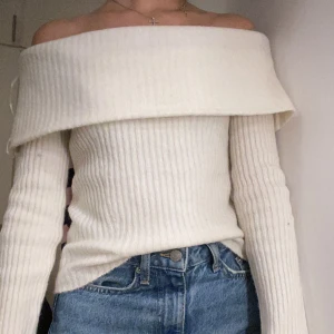 OFF SHOULDER STICAD TRÖJA  - Säljer min supersnygga vita tröja st xs, jättebra skick änvänd endas en gång. Köpt för 400kr säljer för 299kr 💕