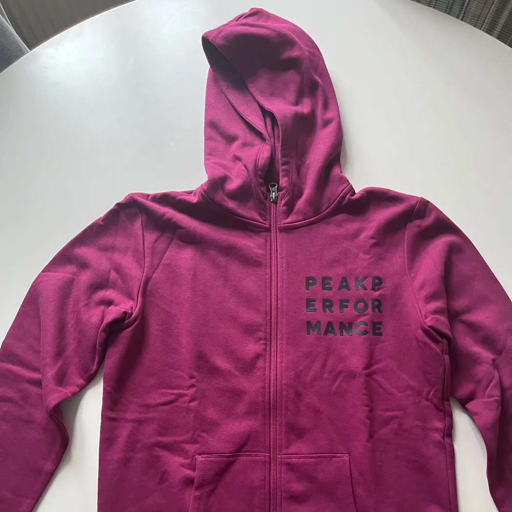 Jag säljer min skit snygga oanvända peak performance hoodie. Säljer eftersom den inte kommer till användning hos mig. Skriv privat till mig för fler bilder och information.. Hoodies.