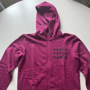 Jag säljer min skit snygga oanvända peak performance hoodie. Säljer eftersom den inte kommer till användning hos mig. Skriv privat till mig för fler bilder och information.