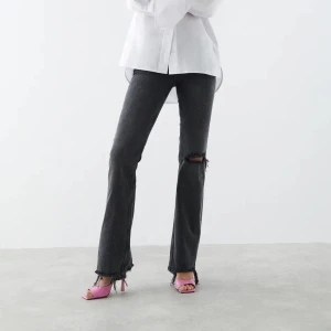 Bootcut jeans - Från Gina tricot, de är midwaist och passar mig bra i längden som 173. 