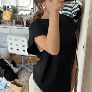 Svart T-shirt  - Jätteskön och fin overaized T-shirt! Aldrig använd🫶
