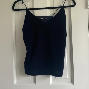 Linne💙 - Marinblått linne💙har ganska långa band men man kan knyta dom💙