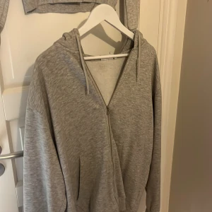 Weekday zip tröja - Jag säljer denna gråa weekday zip/zipup tröjan för att den är lite för stor för mig. Den är 9/10 i skick! (Storlek L)