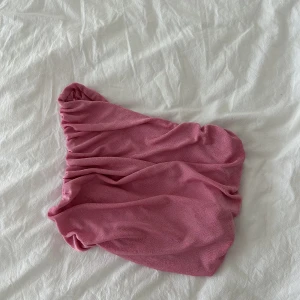 Topp - Rosa skimrig topp med en axel. Fint skick!