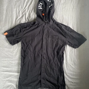 C’est normal skjorta - Säljer nu en C’est normal skjorta med luva som nästan aldrig kommit till användning! Köpte den för drygt två år sedan och har sen dess inte kommit till så stor användning. En skön skjorta som fortfarande är i bra kvalite och inte längre är i producering!