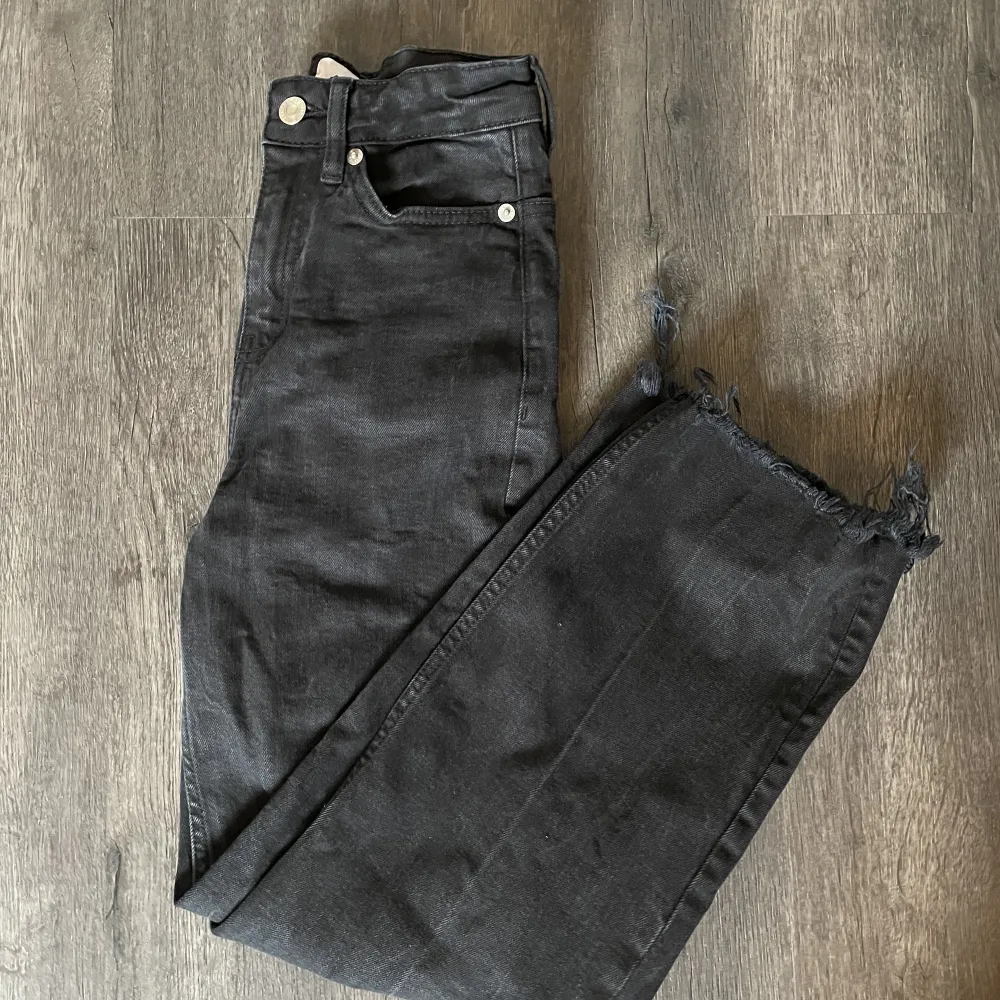 Svarta jeans från lager 157 som sitter åt vid låren och är vida vid vaderna. Använda nån enstaka gång, nyskick.. Jeans & Byxor.