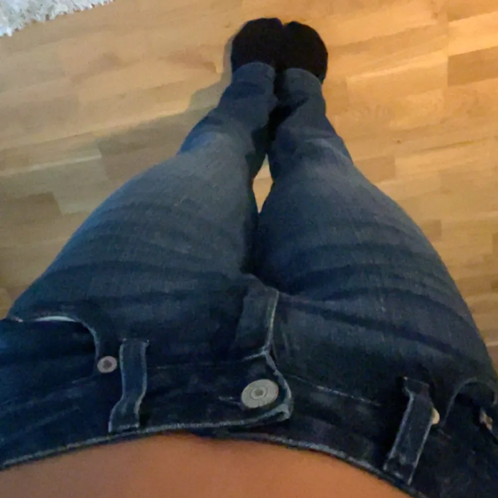Lågmidjade bootcut jeans ifrån Levis. Min mammas gamla så går ej att få tag på❤️ står ingen storlek men är 160! Pris går att diskuteras!!. Jeans & Byxor.