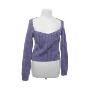 Ribbstickad tröja - Supermysig lila ribbstickad tröja från NA-KD som passar perfekt till hösten och vinterns alla outfits!!💜 Använd ett fåtal gånger. Lite stor så passar mer som en storlek S!