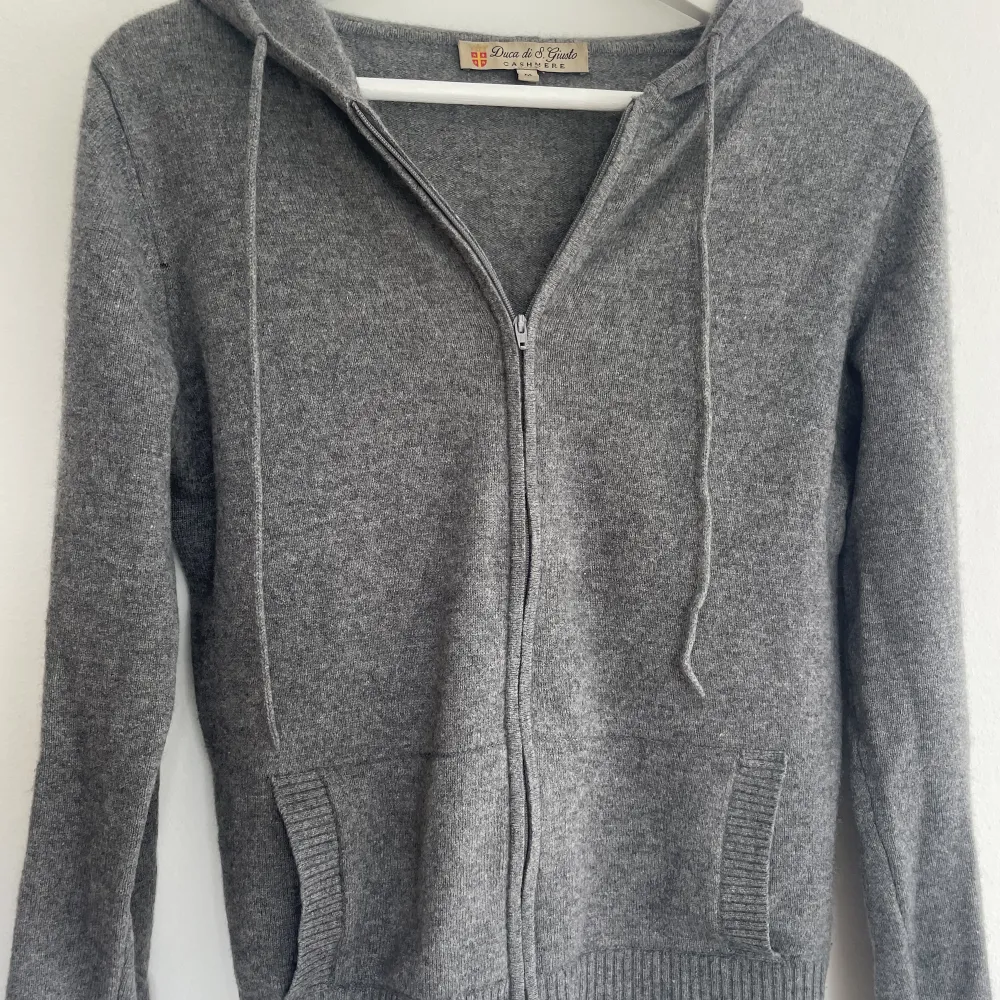 Säljer denna jättefina zip up:en från duca di s.giusto❤️använd sparsamt❤️100% kashmir, strl m men skulle snarare säga s/xs❤️skriv gärna om du har några frågor❤️köparen står för frakten❤️nypris: 1500❤️priset går att diskuteras❤️kan sälja för 600 vid snabbaffär❤️. Stickat.