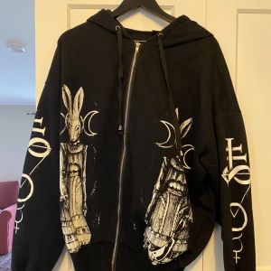 Goth hoodie - Skulle säga att den är väldigt baggy för att vara S🤟🏽 Baksidan är helt svart utan tryck