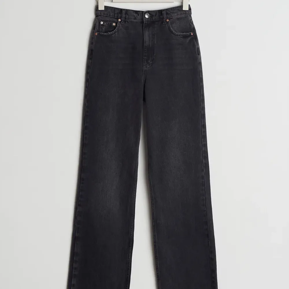 Ett par straight svarta jeans från Ginatricot. Jättebra skick, inga defekter. Uppsydda för någon som är runt 162 cm. Betalningen via swish💓Kontakta för egna bilder.. Jeans & Byxor.