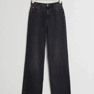 Ett par straight svarta jeans från Ginatricot. Jättebra skick, inga defekter. Uppsydda för någon som är runt 162 cm. Betalningen via swish💓Kontakta för egna bilder.