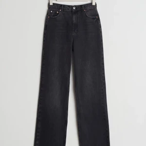 Svarta jeans  - Ett par straight svarta jeans från Ginatricot. Jättebra skick, inga defekter. Uppsydda för någon som är runt 162 cm. Betalningen via swish💓Kontakta för egna bilder.