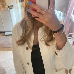 Vit jacka - Säljer denna jacka från hm som aldrig är använd av mig. Köpte den second hand men har tyvärr aldrig fått tillfälle för att använda den. Den är i storlek 34 men man får plats med en ganska tjock tröja under. Använd gärna köp direkt:) 