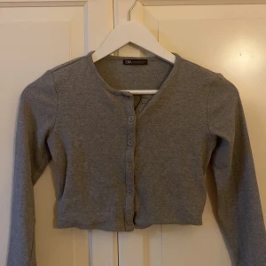 Grå top - Grå långärmad top med knappar, bra skick.