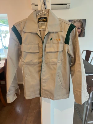 Jacka - Vintage jacka. Stilren men några fina detaljer. Köp på second hand men har själv inte använt den. Har du storlek s kommer den sitta lite oversize🌸 köparen står för frakten