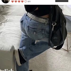 Lågmidjade bootcut jeans  - Lånade bilder! Slutsålda jeans från hm med coola fickor som aldrig använts då de är för stora❤️