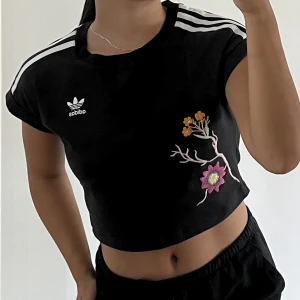 Svart t-shirt med tryck - Jättefint skick, endast använd ett fåtal gånger 🫶🏽 Ordinarie pris 329