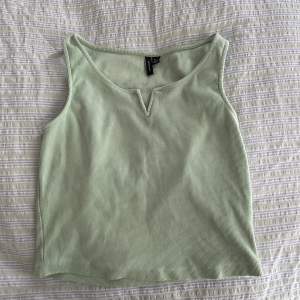 En jätte fint grönt linne i st S och kostar 50kr. Använd bara två gånger.💚💚
