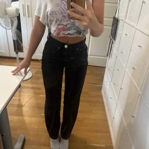 Straight leg jeans från Gina tricot, i petite-modellen och därmed korta på mig som är 166cm