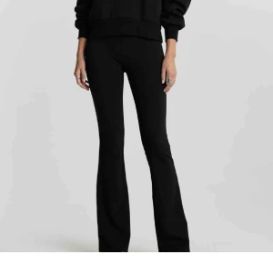 Ginatricot yogapants - Säljer nu dessa superfina, populära och helt slutsålda yogapants från Ginatricot då dem tyvärr inte längre passar mig. Byxorna har inga defekter och vid frågor är det bara att höra av sig🤍