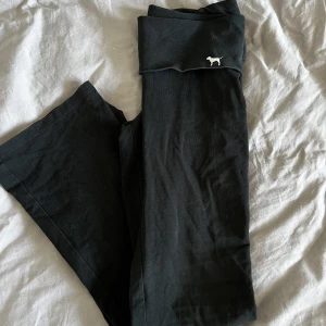 Yogapants PINK Victorias Secret - Yogapants från Pink, Victorias secret. Säljer då de är för små.💘 Storlek xs. Litet hål på ett av knäna därav priset men går enkelt att laga.🤍